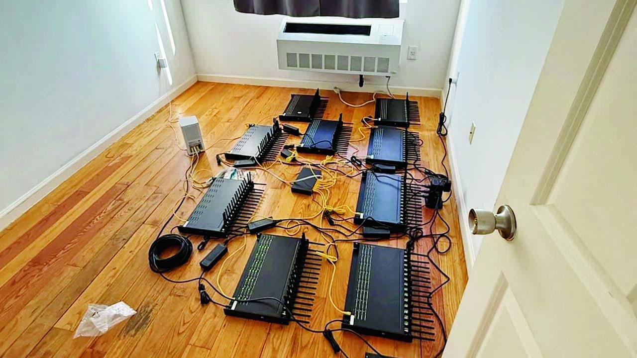 અમેરિકન સીક્રેટ સર્વિસ દ્વારા જાહેર કરવામાં આવેલી તસવીરમાં ન્યુ યૉર્ક વિસ્તારના ગુપ્ત નેટવર્કનાં નિષ્કિય કરેલાં ઉપકરણો જોઈ શકાય છે.